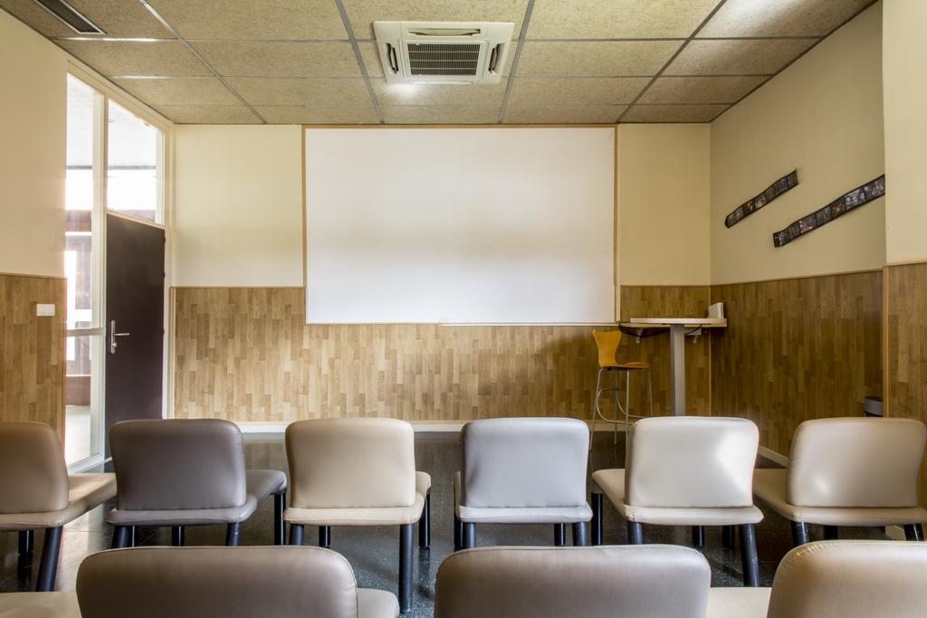 Residencia Universitaria Resa Giner De Los Rios Alcala de Henares Bagian luar foto
