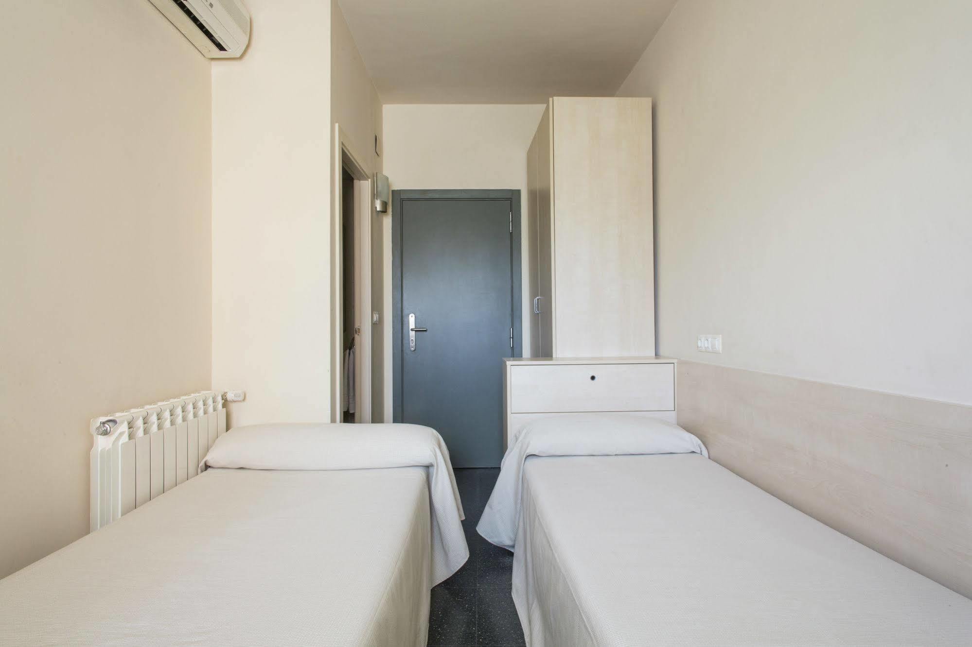 Residencia Universitaria Resa Giner De Los Rios Alcala de Henares Bagian luar foto