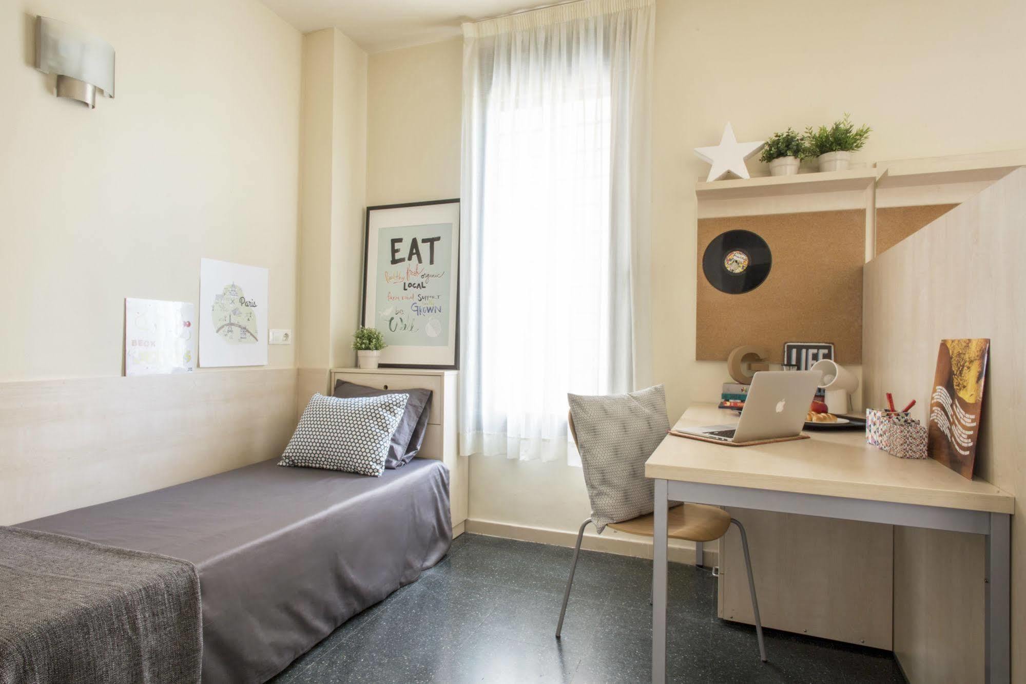 Residencia Universitaria Resa Giner De Los Rios Alcala de Henares Bagian luar foto