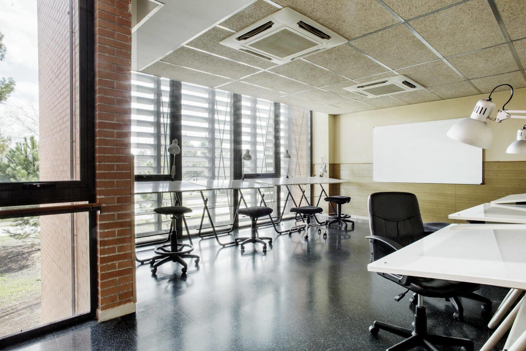 Residencia Universitaria Resa Giner De Los Rios Alcala de Henares Bagian luar foto